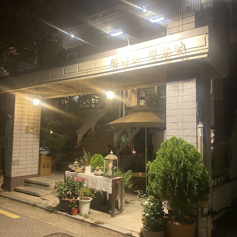 Yeonnam-dong Cherry Blossom Shop 1