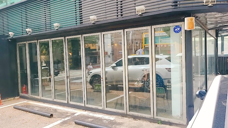 Cafe on the Plan Konkuk University Branch 1