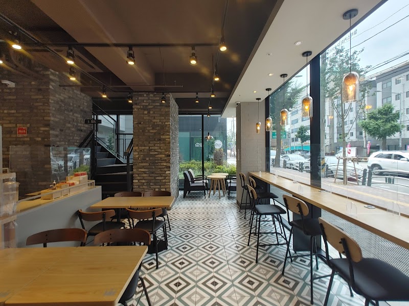 Hollys Guro Street Park Branch 1