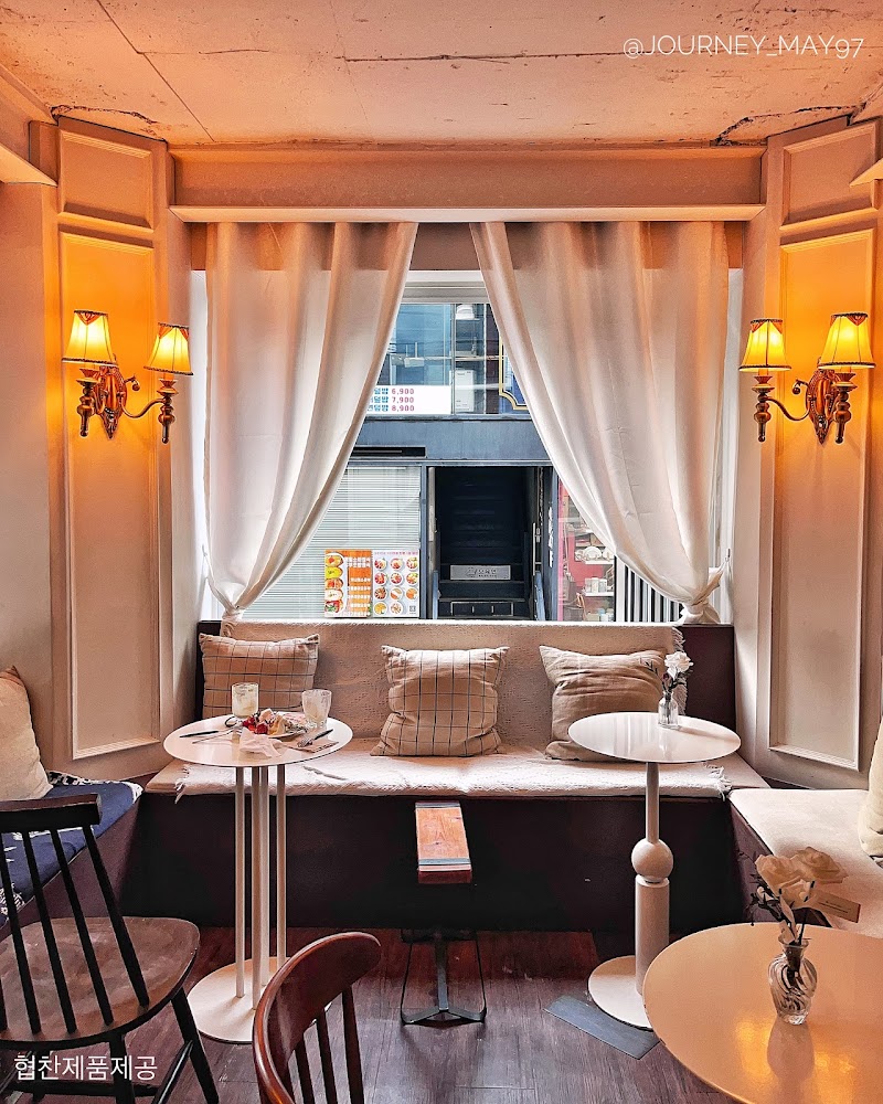 Cafe Chloe in Paris 1